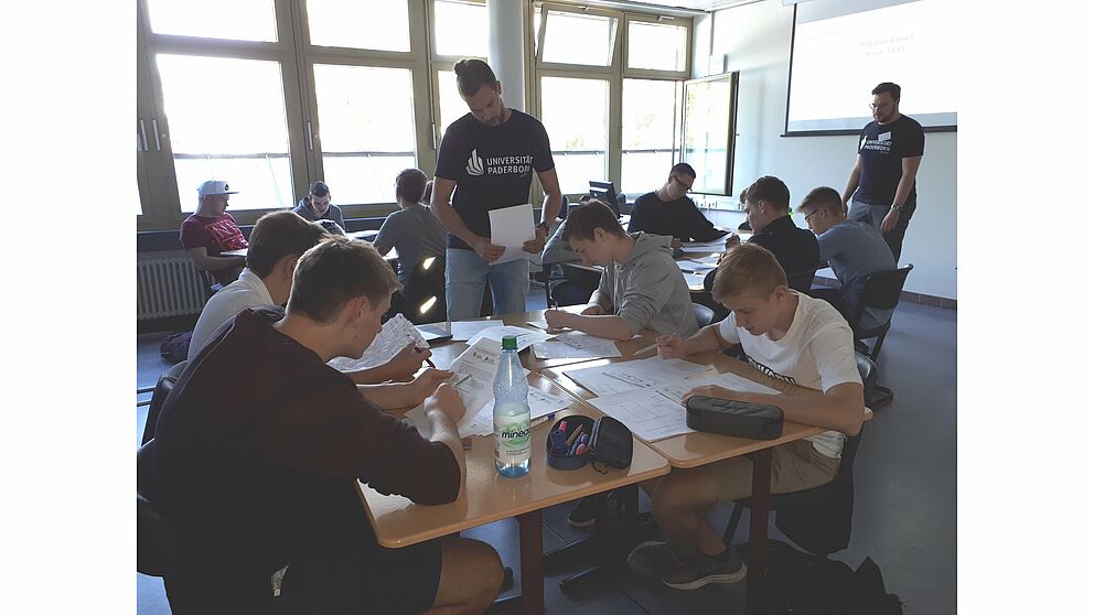 Gruppenarbeitsphase in der von den Studierenden vorbereiteten Unterrichtsstunde in der 11. Klasse des Ingenieurwissenschaftlichen Gymnasiums des Richard-von-Weizsäcker Berufskollegs 