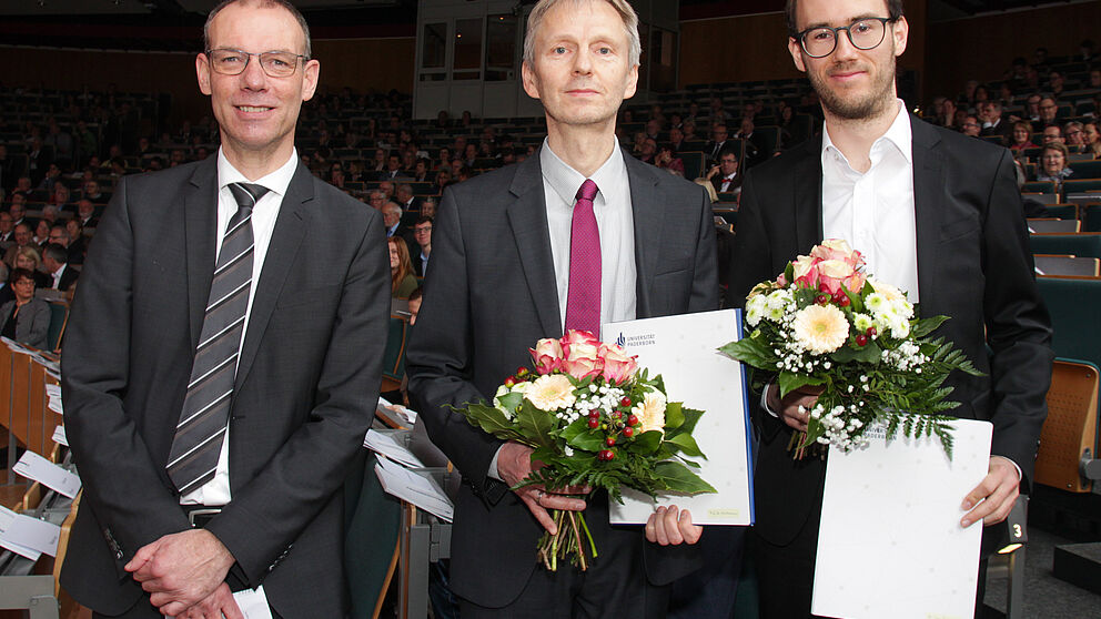 Foto (Universität Paderborn, Jennifer Strube): Die Forschungspreisträger Prof. Dr. Eyke Hüllermeier (Mitte) und Dr.-Ing. Oliver Wallscheid (rechts) zusammen mit Prof. Dr. Johannes Blömer.