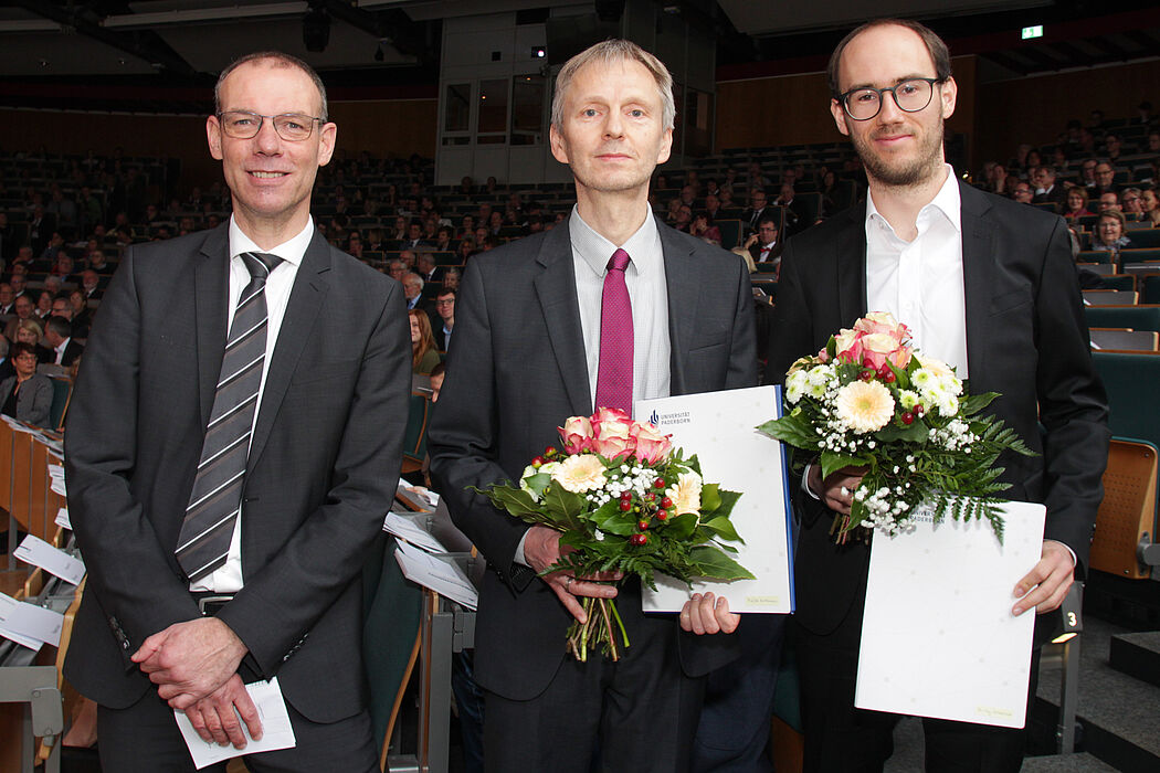 Foto (Universität Paderborn, Jennifer Strube): Die Forschungspreisträger Prof. Dr. Eyke Hüllermeier (Mitte) und Dr.-Ing. Oliver Wallscheid (rechts) zusammen mit Prof. Dr. Johannes Blömer.