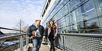 Studierende vor dem Optoelektronik-Gebäude P8, Foto: Universität Paderborn, Fotografin: Judith Kraft