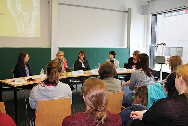 Das Podium (v. l. n. r.): Katharina Strothmann (Moderation), Prof. Dr.-Ing. Eva Schwenzfeier-Hellkamp, Dr. Elke Radeke, Olga Käthler und Franziska Pestel.