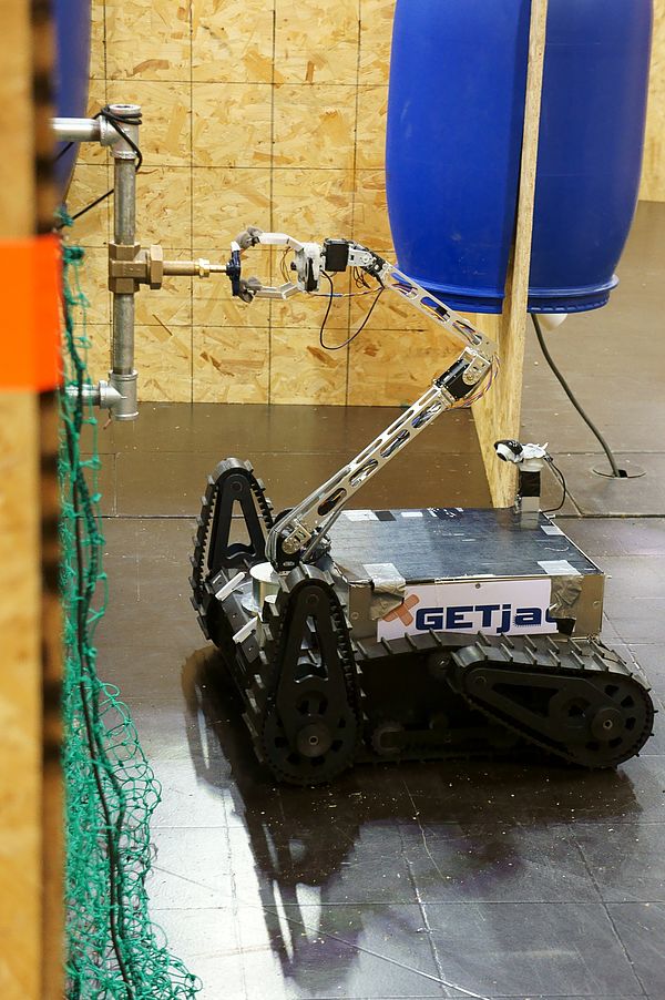 Foto (Universität Paderborn, GET Lab): Gefahrenquellen ausschalten: Mit seinem Arm kann Roboter GETjag die Ventile von Gasleitungen schließen.
