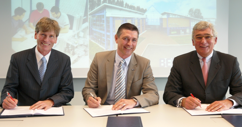 Foto (Benteler AG): V. li.: Uni-Präsident Prof. Dr. Nikolaus Risch, IHK-Geschäftsführer Jürgen Behlke und Norbert Bergs, Geschäftsführer Benteler Deutschland GmbH.